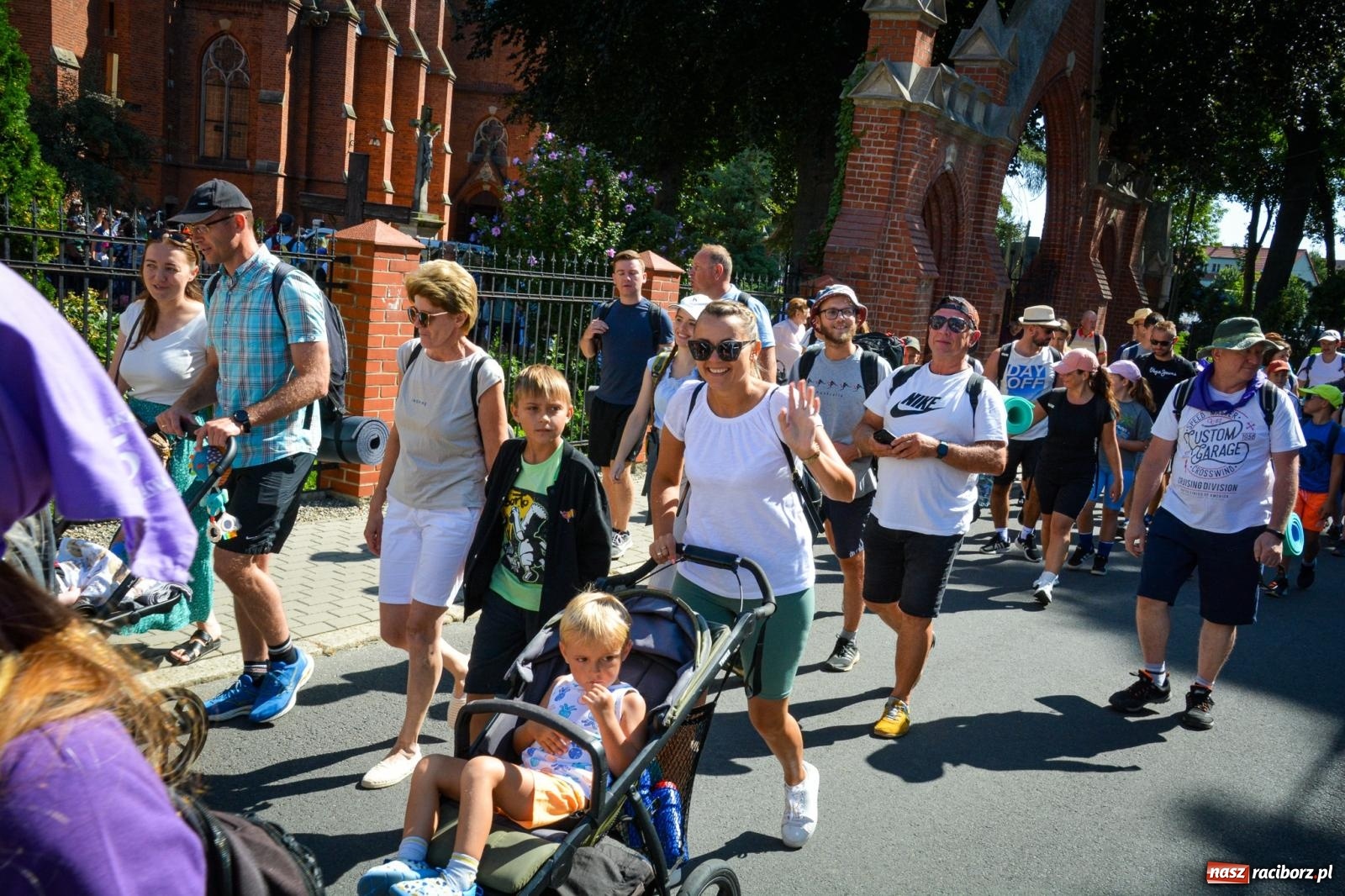 Zdjęcie w galerii na portalu naszraciborz.pl: Pielgrzymi Nadziei wyruszyli z Raciborza na Jasną Górę – Słowo Przewodnika na 49. Pieszą Pielgrzymkę Opolską wiadomości z regionu