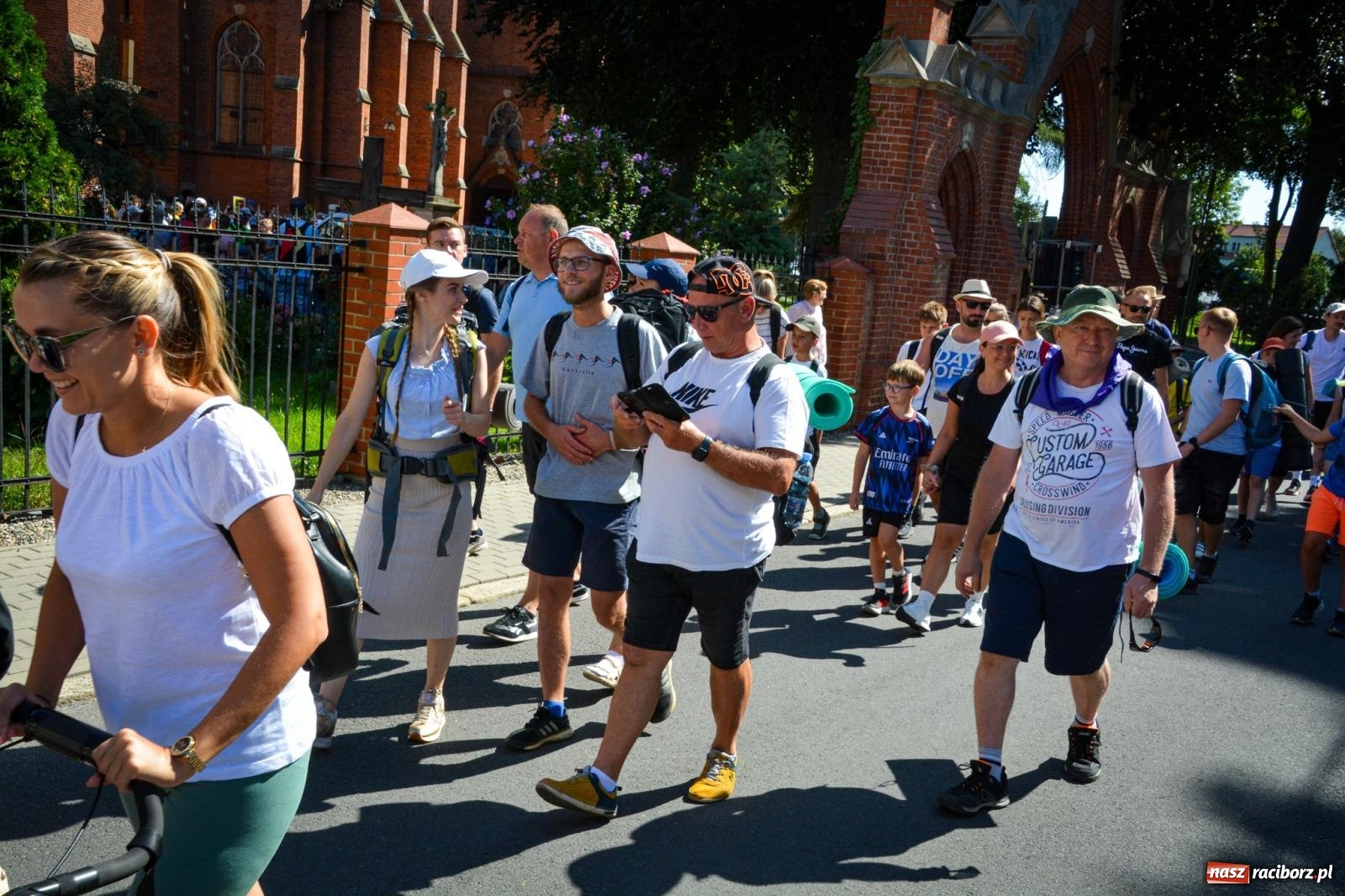 Zdjęcie w galerii na portalu naszraciborz.pl: Pielgrzymi Nadziei wyruszyli z Raciborza na Jasną Górę – Słowo Przewodnika na 49. Pieszą Pielgrzymkę Opolską wiadomości z regionu