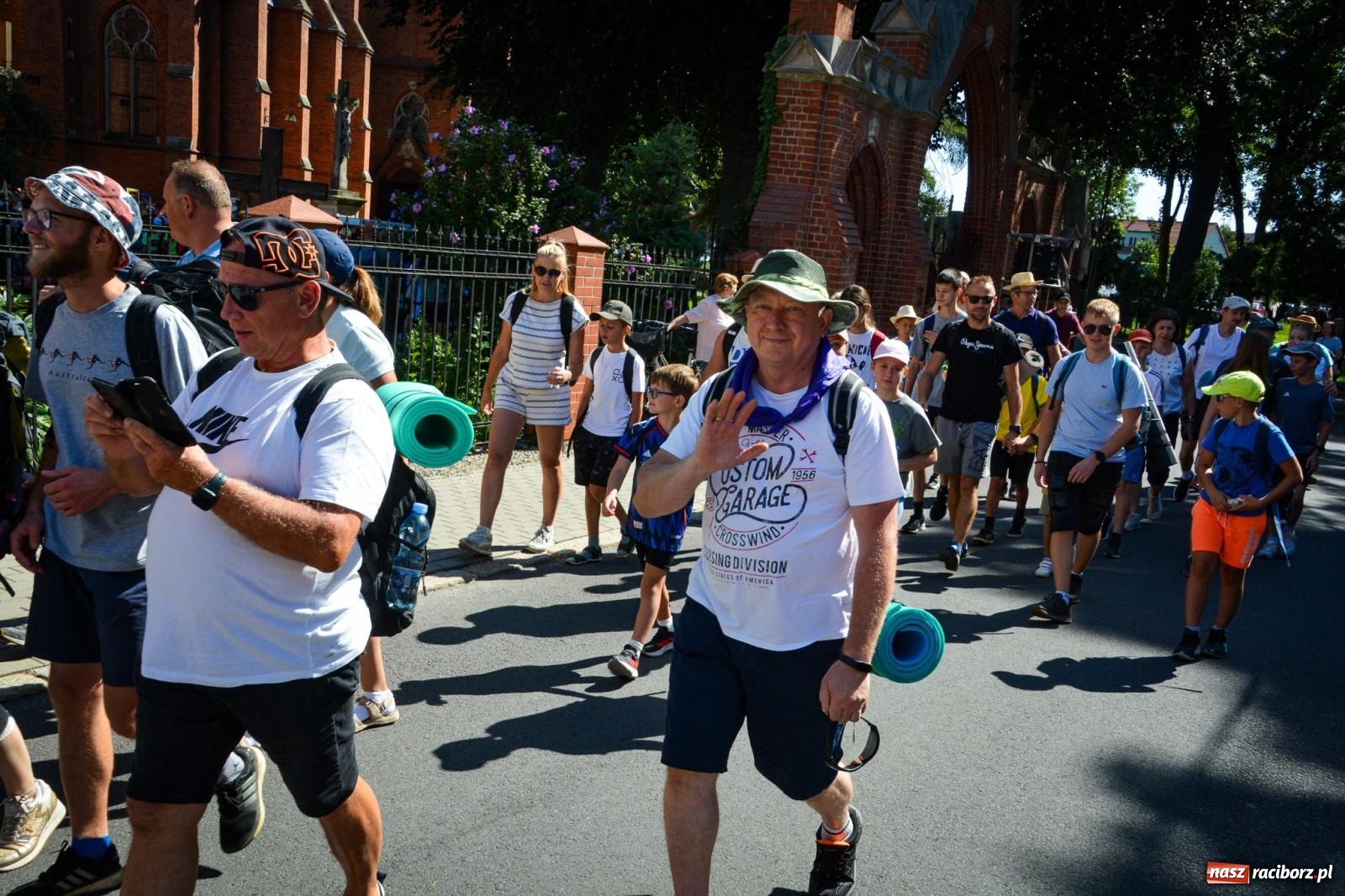 Zdjęcie w galerii na portalu naszraciborz.pl: Pielgrzymi Nadziei wyruszyli z Raciborza na Jasną Górę – Słowo Przewodnika na 49. Pieszą Pielgrzymkę Opolską wiadomości z regionu