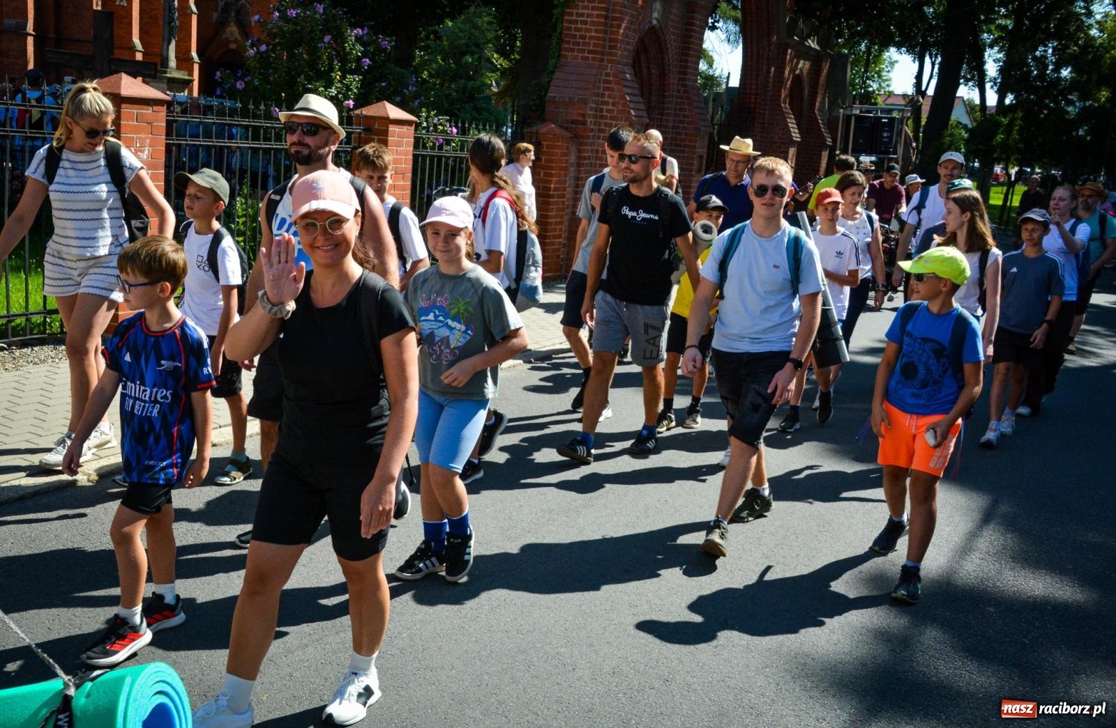 Zdjęcie w galerii na portalu naszraciborz.pl: Pielgrzymi Nadziei wyruszyli z Raciborza na Jasną Górę – Słowo Przewodnika na 49. Pieszą Pielgrzymkę Opolską wiadomości z regionu