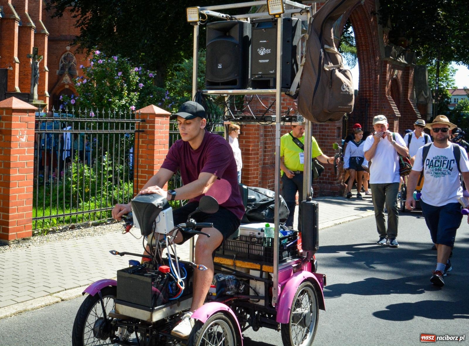 Zdjęcie w galerii na portalu naszraciborz.pl: Pielgrzymi Nadziei wyruszyli z Raciborza na Jasną Górę – Słowo Przewodnika na 49. Pieszą Pielgrzymkę Opolską wiadomości z regionu