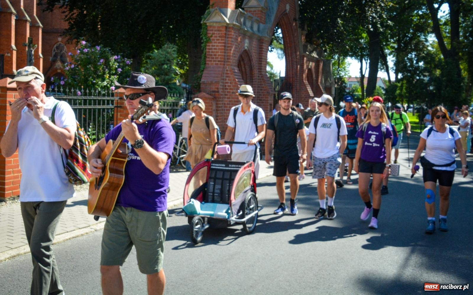 Zdjęcie w galerii na portalu naszraciborz.pl: Pielgrzymi Nadziei wyruszyli z Raciborza na Jasną Górę – Słowo Przewodnika na 49. Pieszą Pielgrzymkę Opolską wiadomości z regionu
