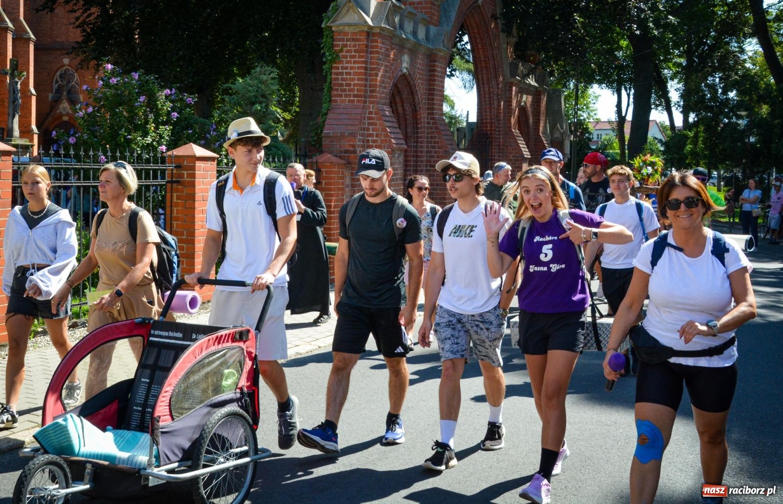 Zdjęcie w galerii na portalu naszraciborz.pl: Pielgrzymi Nadziei wyruszyli z Raciborza na Jasną Górę – Słowo Przewodnika na 49. Pieszą Pielgrzymkę Opolską wiadomości z regionu