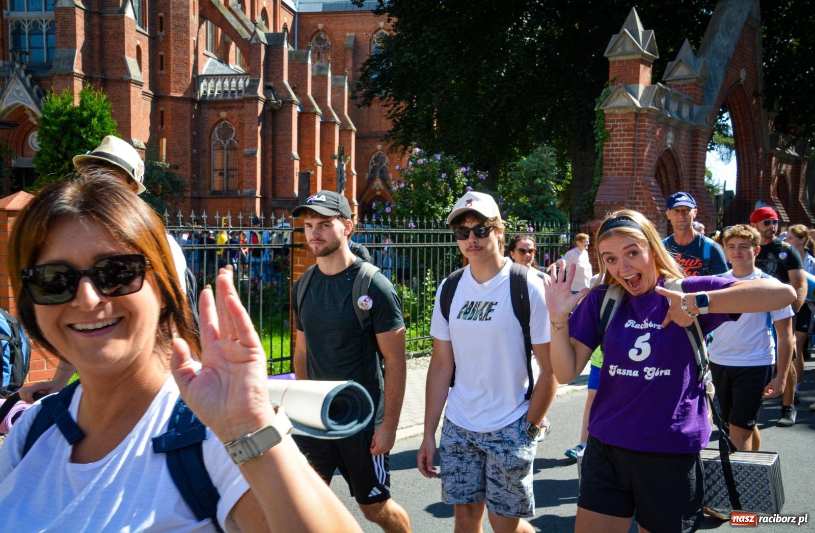 Zdjęcie w galerii na portalu naszraciborz.pl: Pielgrzymi Nadziei wyruszyli z Raciborza na Jasną Górę – Słowo Przewodnika na 49. Pieszą Pielgrzymkę Opolską wiadomości z regionu