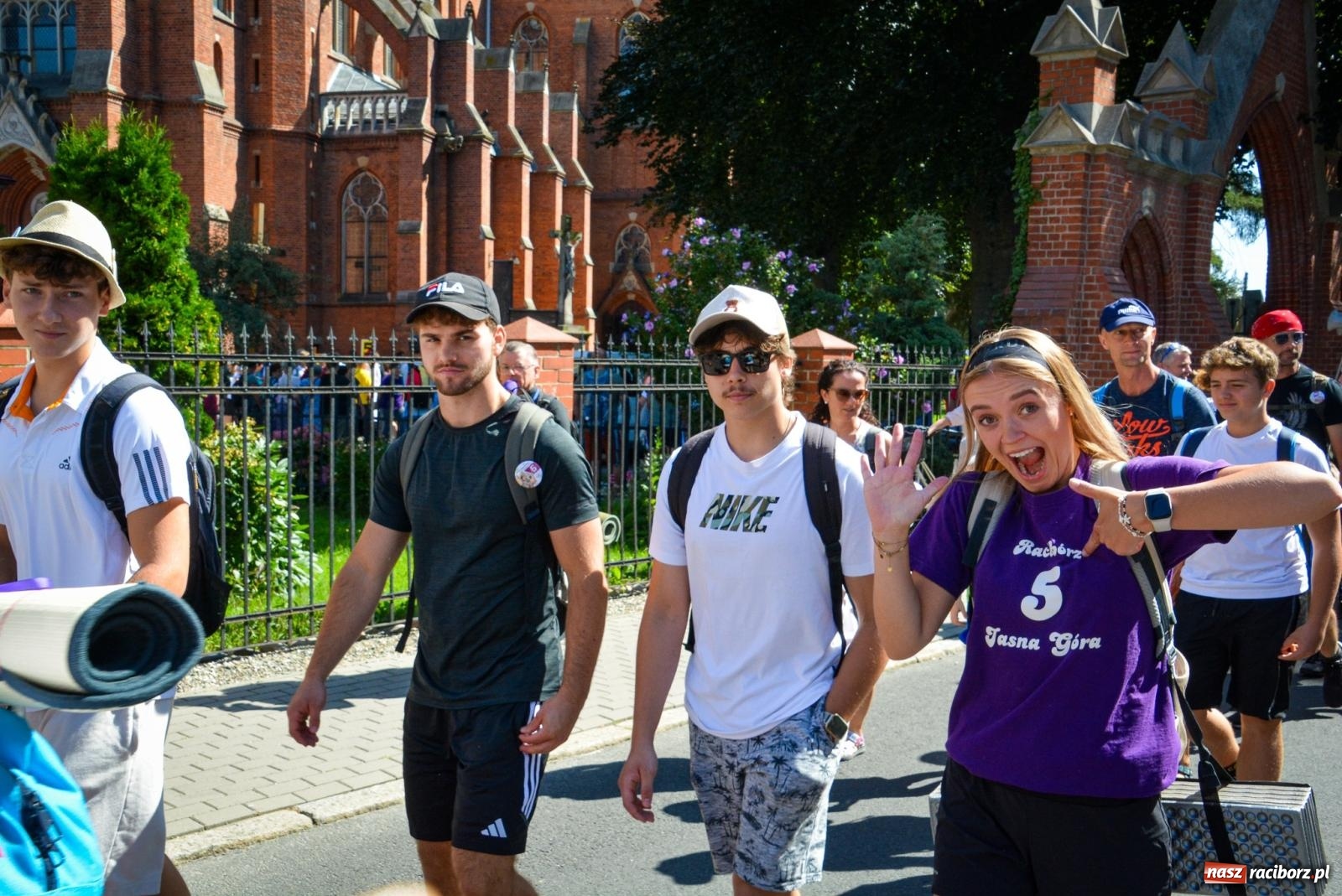 Zdjęcie w galerii na portalu naszraciborz.pl: Pielgrzymi Nadziei wyruszyli z Raciborza na Jasną Górę – Słowo Przewodnika na 49. Pieszą Pielgrzymkę Opolską wiadomości z regionu