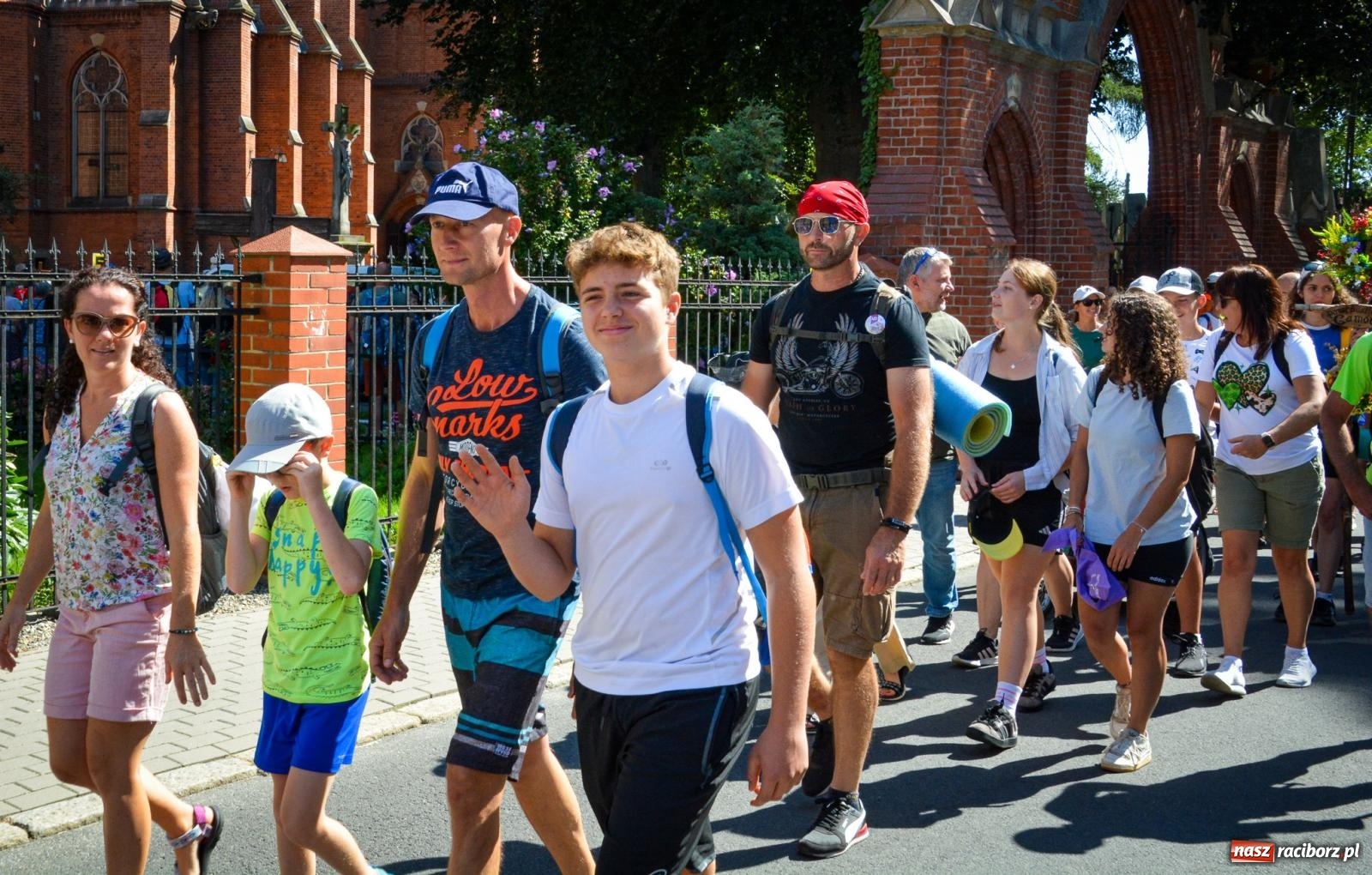 Zdjęcie w galerii na portalu naszraciborz.pl: Pielgrzymi Nadziei wyruszyli z Raciborza na Jasną Górę – Słowo Przewodnika na 49. Pieszą Pielgrzymkę Opolską wiadomości z regionu