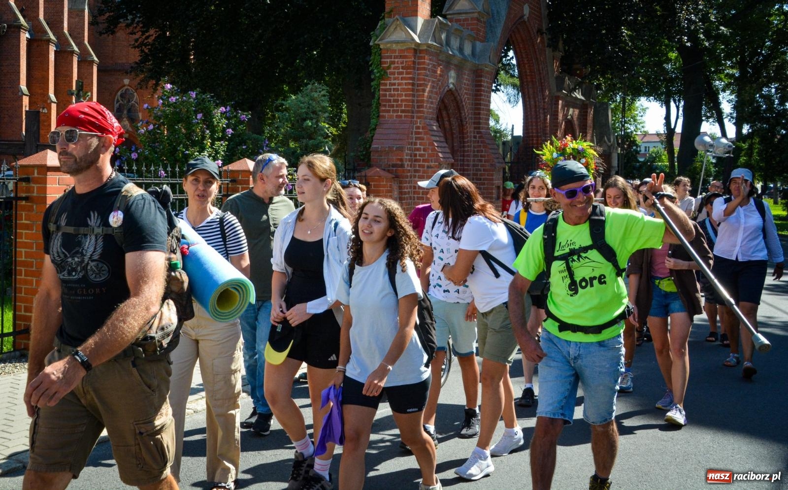 Zdjęcie w galerii na portalu naszraciborz.pl: Pielgrzymi Nadziei wyruszyli z Raciborza na Jasną Górę – Słowo Przewodnika na 49. Pieszą Pielgrzymkę Opolską wiadomości z regionu