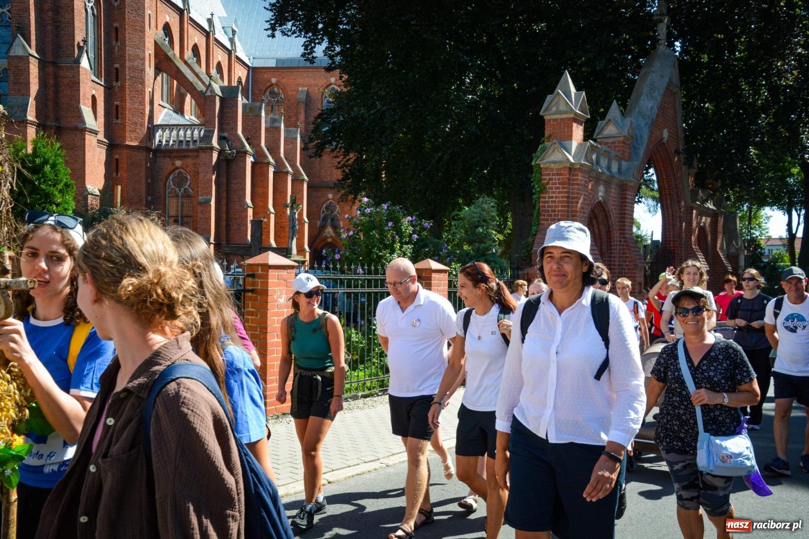 Zdjęcie w galerii na portalu naszraciborz.pl: Pielgrzymi Nadziei wyruszyli z Raciborza na Jasną Górę – Słowo Przewodnika na 49. Pieszą Pielgrzymkę Opolską wiadomości z regionu