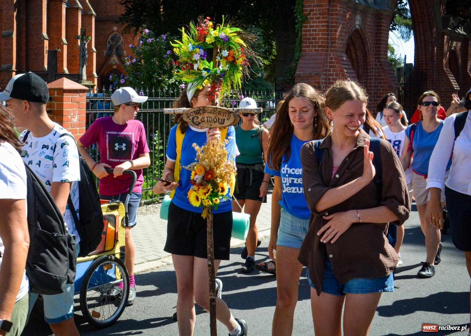 Zdjęcie w galerii na portalu naszraciborz.pl: Pielgrzymi Nadziei wyruszyli z Raciborza na Jasną Górę – Słowo Przewodnika na 49. Pieszą Pielgrzymkę Opolską wiadomości z regionu