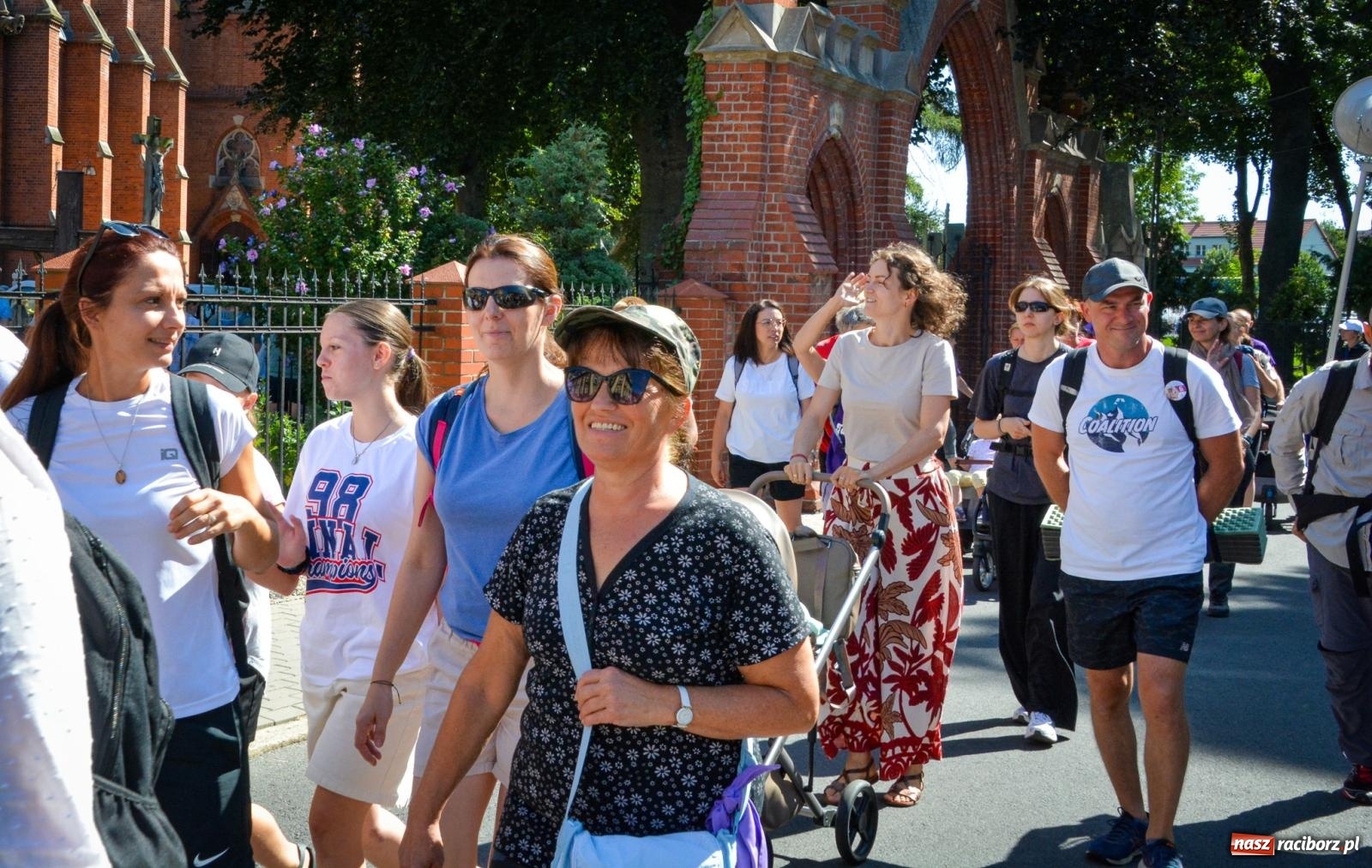 Zdjęcie w galerii na portalu naszraciborz.pl: Pielgrzymi Nadziei wyruszyli z Raciborza na Jasną Górę – Słowo Przewodnika na 49. Pieszą Pielgrzymkę Opolską wiadomości z regionu