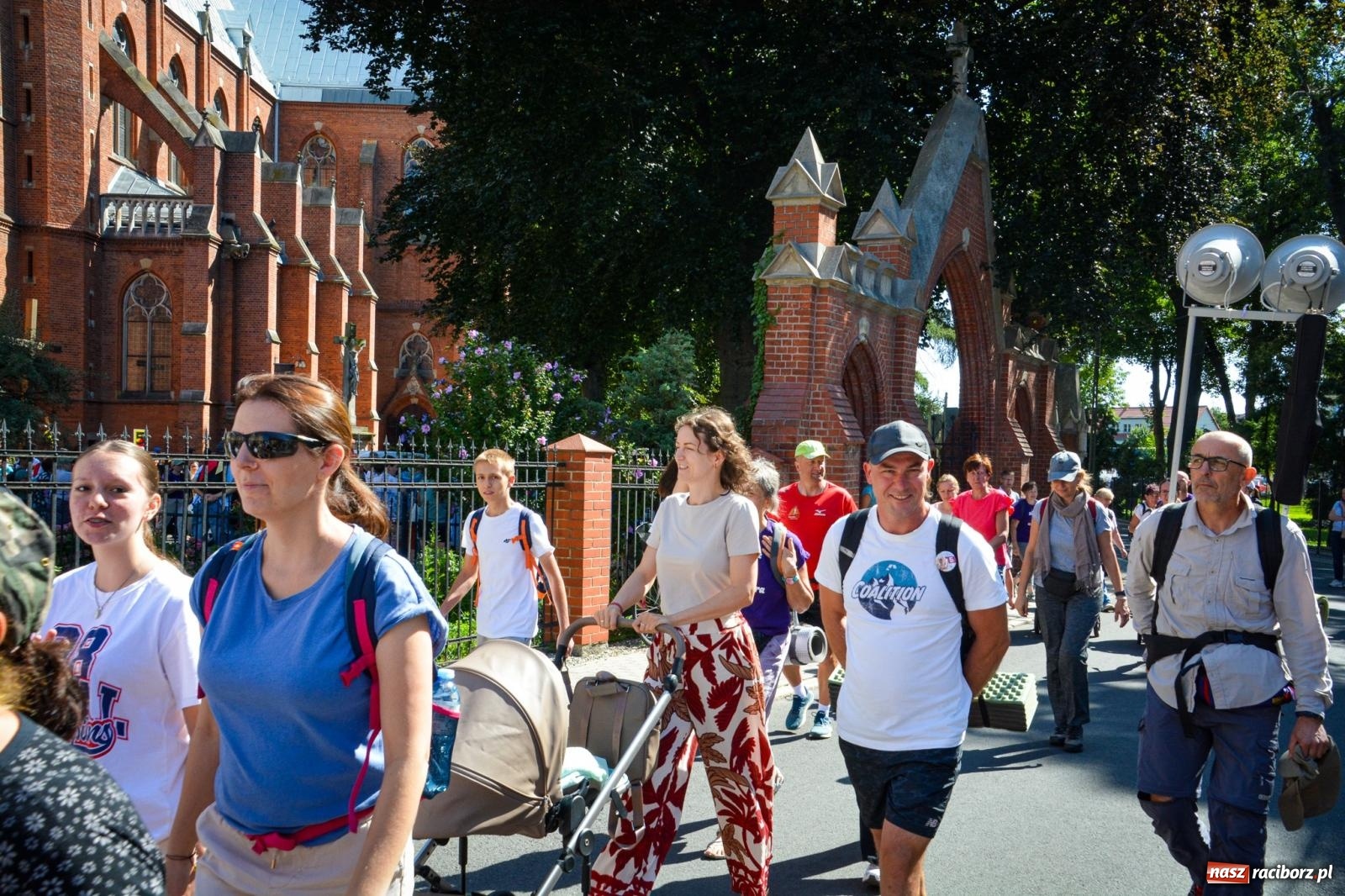 Zdjęcie w galerii na portalu naszraciborz.pl: Pielgrzymi Nadziei wyruszyli z Raciborza na Jasną Górę – Słowo Przewodnika na 49. Pieszą Pielgrzymkę Opolską wiadomości z regionu