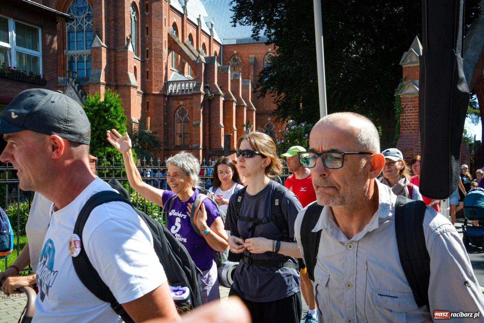 Zdjęcie w galerii na portalu naszraciborz.pl: Pielgrzymi Nadziei wyruszyli z Raciborza na Jasną Górę – Słowo Przewodnika na 49. Pieszą Pielgrzymkę Opolską wiadomości z regionu