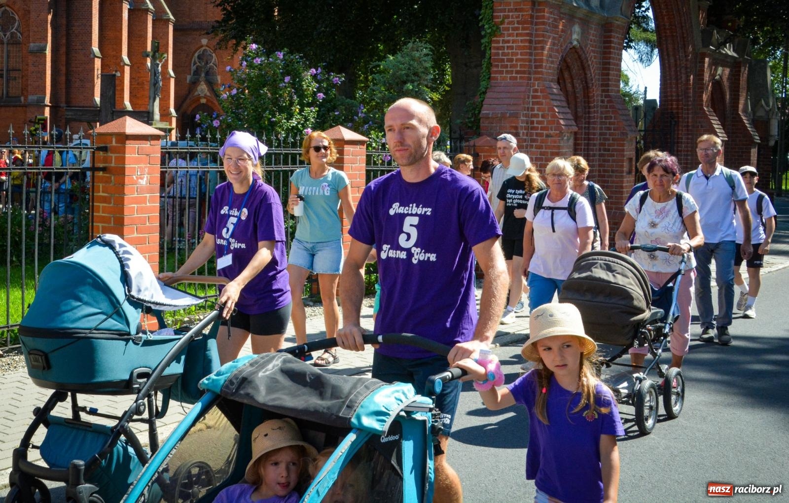 Zdjęcie w galerii na portalu naszraciborz.pl: Pielgrzymi Nadziei wyruszyli z Raciborza na Jasną Górę – Słowo Przewodnika na 49. Pieszą Pielgrzymkę Opolską wiadomości z regionu