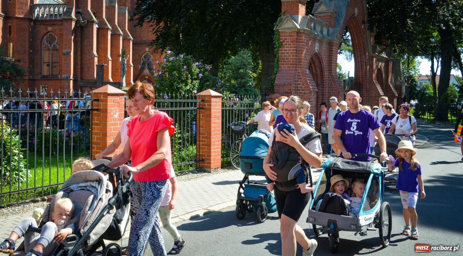 Zdjęcie w galerii na portalu naszraciborz.pl: Pielgrzymi Nadziei wyruszyli z Raciborza na Jasną Górę – Słowo Przewodnika na 49. Pieszą Pielgrzymkę Opolską wiadomości z regionu