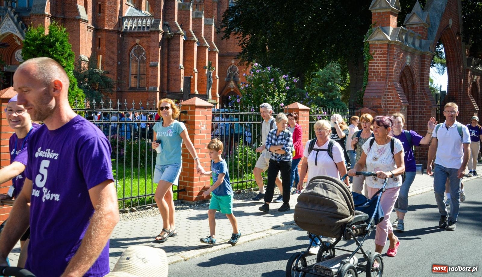 Zdjęcie w galerii na portalu naszraciborz.pl: Pielgrzymi Nadziei wyruszyli z Raciborza na Jasną Górę – Słowo Przewodnika na 49. Pieszą Pielgrzymkę Opolską wiadomości z regionu
