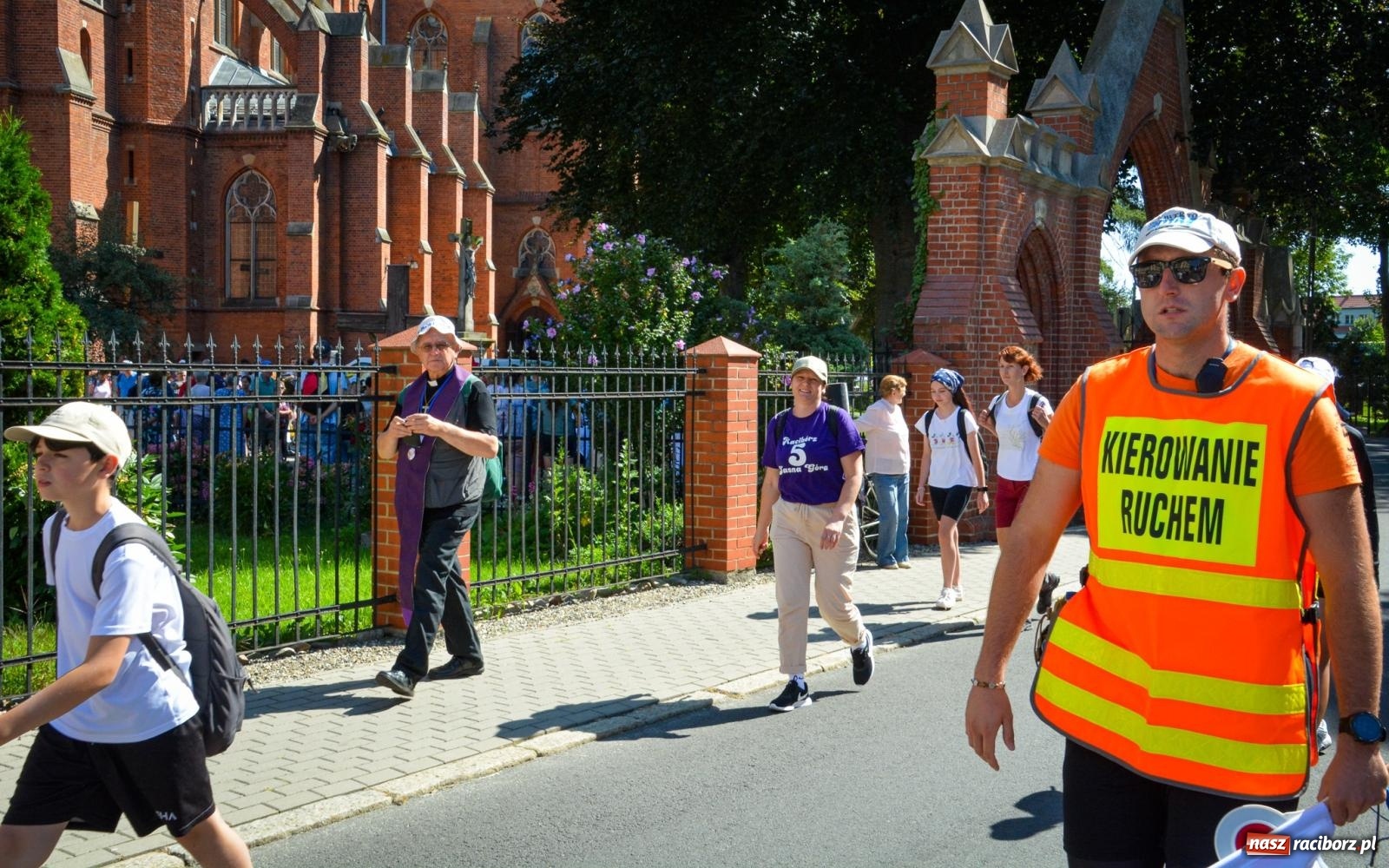 Zdjęcie w galerii na portalu naszraciborz.pl: Pielgrzymi Nadziei wyruszyli z Raciborza na Jasną Górę – Słowo Przewodnika na 49. Pieszą Pielgrzymkę Opolską wiadomości z regionu
