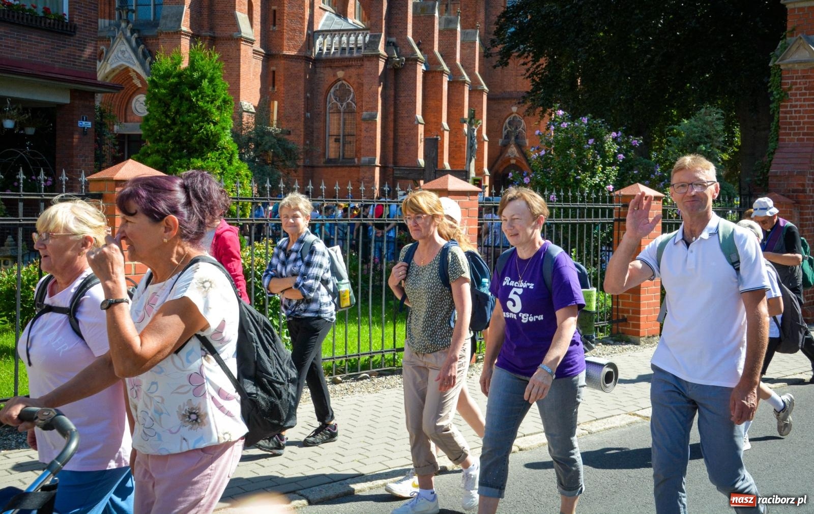 Zdjęcie w galerii na portalu naszraciborz.pl: Pielgrzymi Nadziei wyruszyli z Raciborza na Jasną Górę – Słowo Przewodnika na 49. Pieszą Pielgrzymkę Opolską wiadomości z regionu
