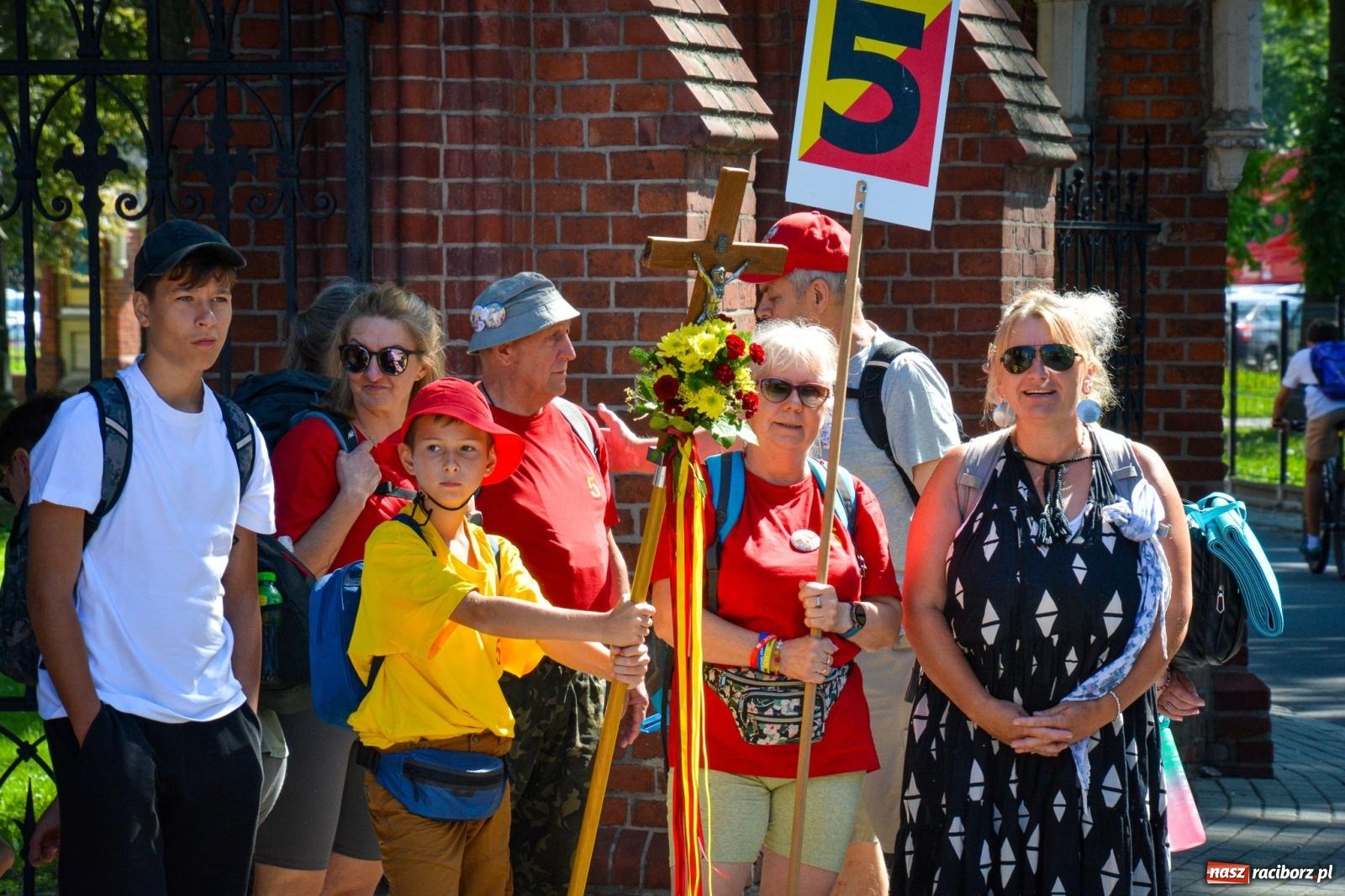 Zdjęcie w galerii na portalu naszraciborz.pl: Pielgrzymi Nadziei wyruszyli z Raciborza na Jasną Górę – Słowo Przewodnika na 49. Pieszą Pielgrzymkę Opolską wiadomości z regionu