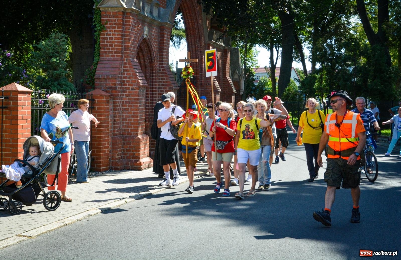 Zdjęcie w galerii na portalu naszraciborz.pl: Pielgrzymi Nadziei wyruszyli z Raciborza na Jasną Górę – Słowo Przewodnika na 49. Pieszą Pielgrzymkę Opolską wiadomości z regionu