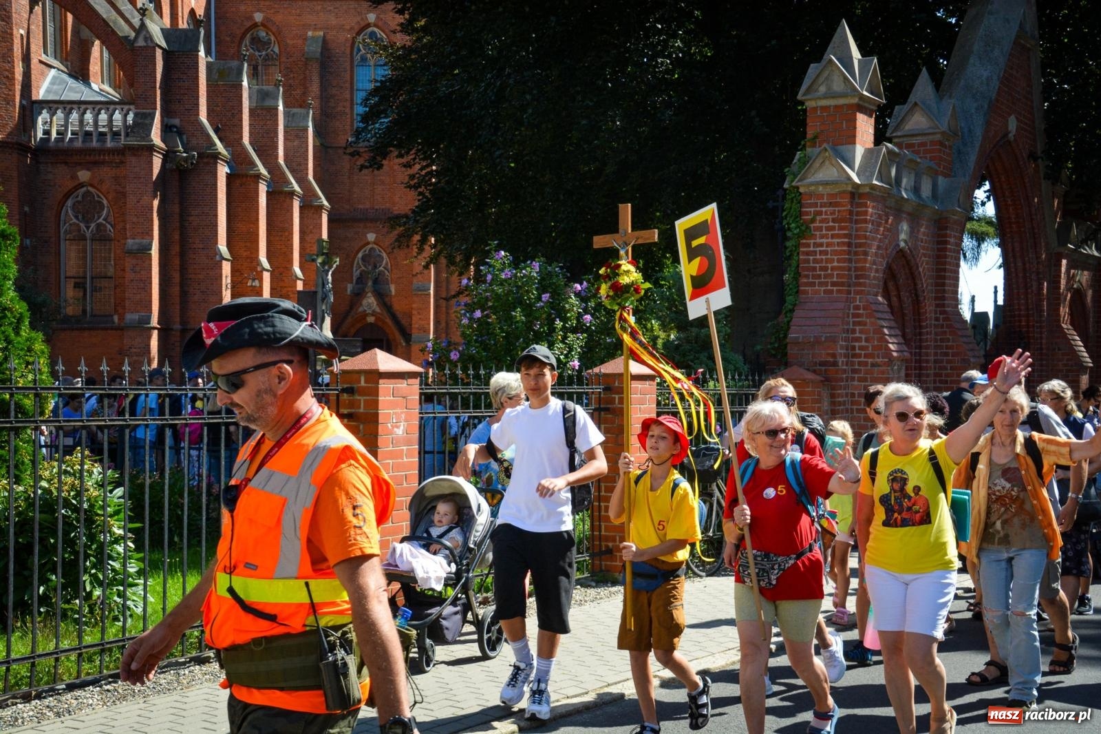 Zdjęcie w galerii na portalu naszraciborz.pl: Pielgrzymi Nadziei wyruszyli z Raciborza na Jasną Górę – Słowo Przewodnika na 49. Pieszą Pielgrzymkę Opolską wiadomości z regionu