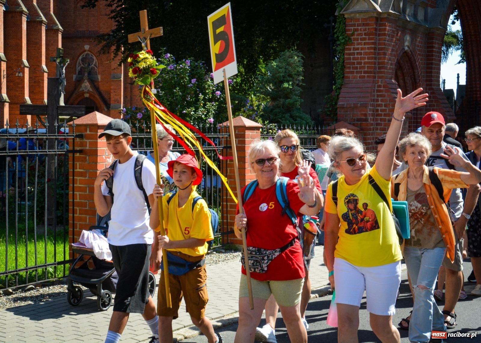 Zdjęcie w galerii na portalu naszraciborz.pl: Pielgrzymi Nadziei wyruszyli z Raciborza na Jasną Górę – Słowo Przewodnika na 49. Pieszą Pielgrzymkę Opolską wiadomości z regionu