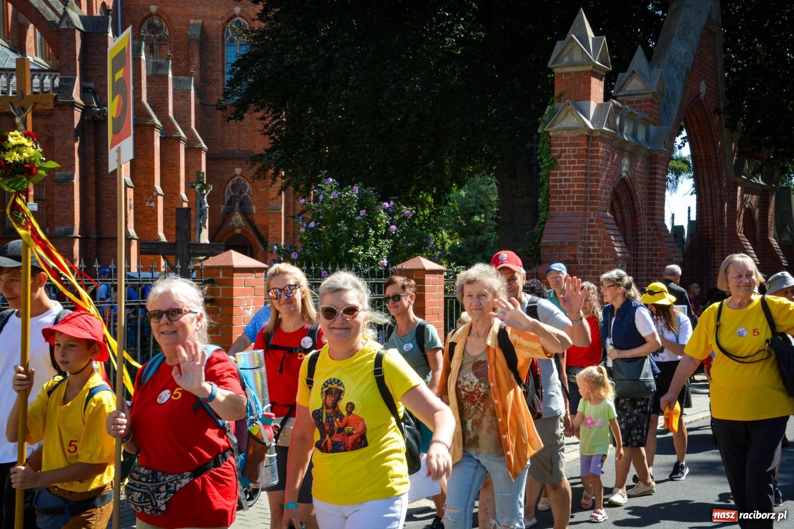 Zdjęcie w galerii na portalu naszraciborz.pl: Pielgrzymi Nadziei wyruszyli z Raciborza na Jasną Górę – Słowo Przewodnika na 49. Pieszą Pielgrzymkę Opolską wiadomości z regionu