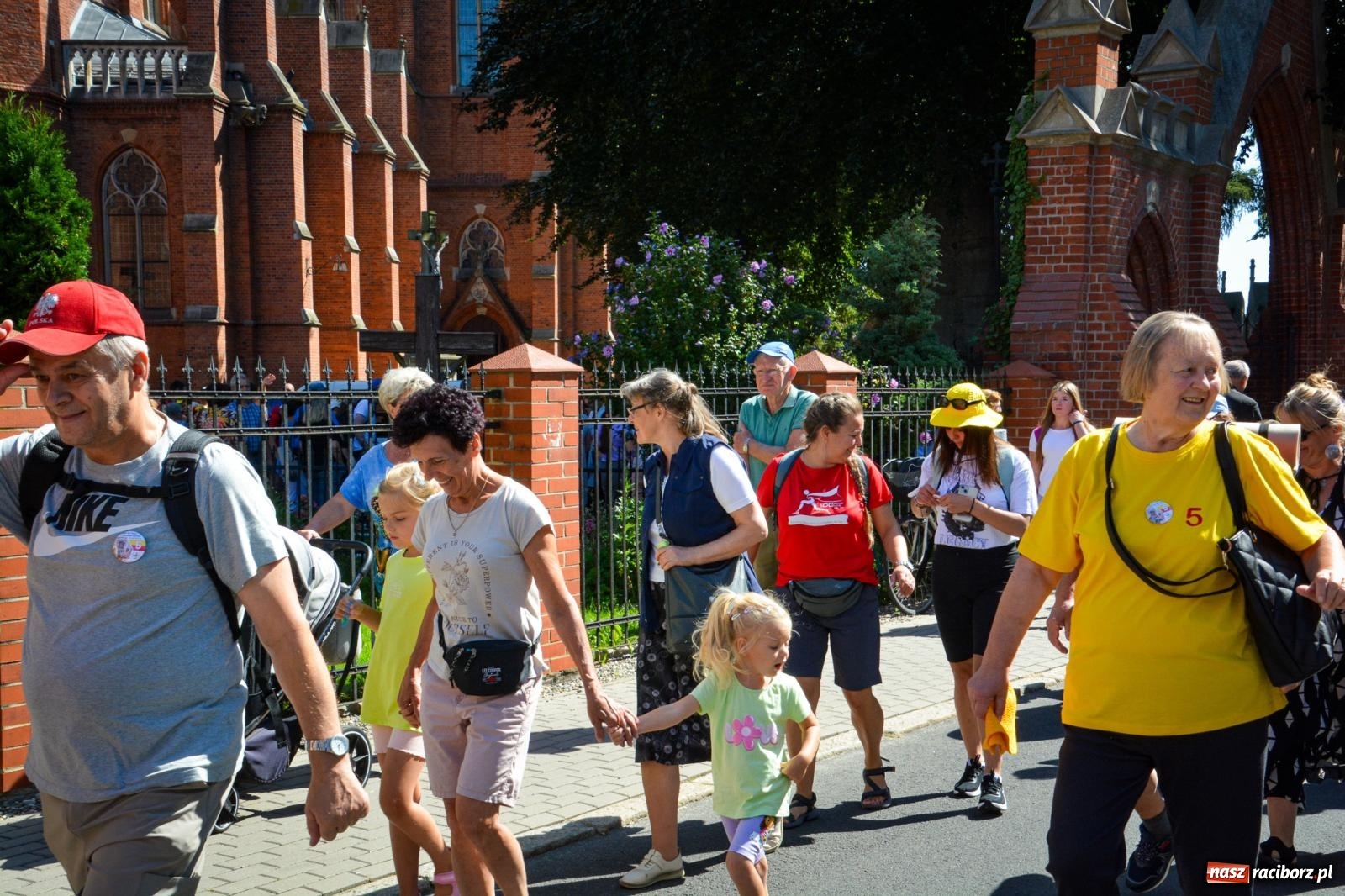 Zdjęcie w galerii na portalu naszraciborz.pl: Pielgrzymi Nadziei wyruszyli z Raciborza na Jasną Górę – Słowo Przewodnika na 49. Pieszą Pielgrzymkę Opolską wiadomości z regionu