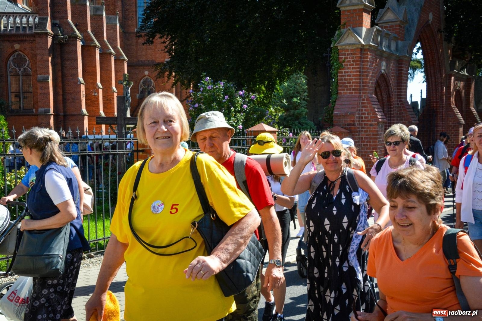 Zdjęcie w galerii na portalu naszraciborz.pl: Pielgrzymi Nadziei wyruszyli z Raciborza na Jasną Górę – Słowo Przewodnika na 49. Pieszą Pielgrzymkę Opolską wiadomości z regionu