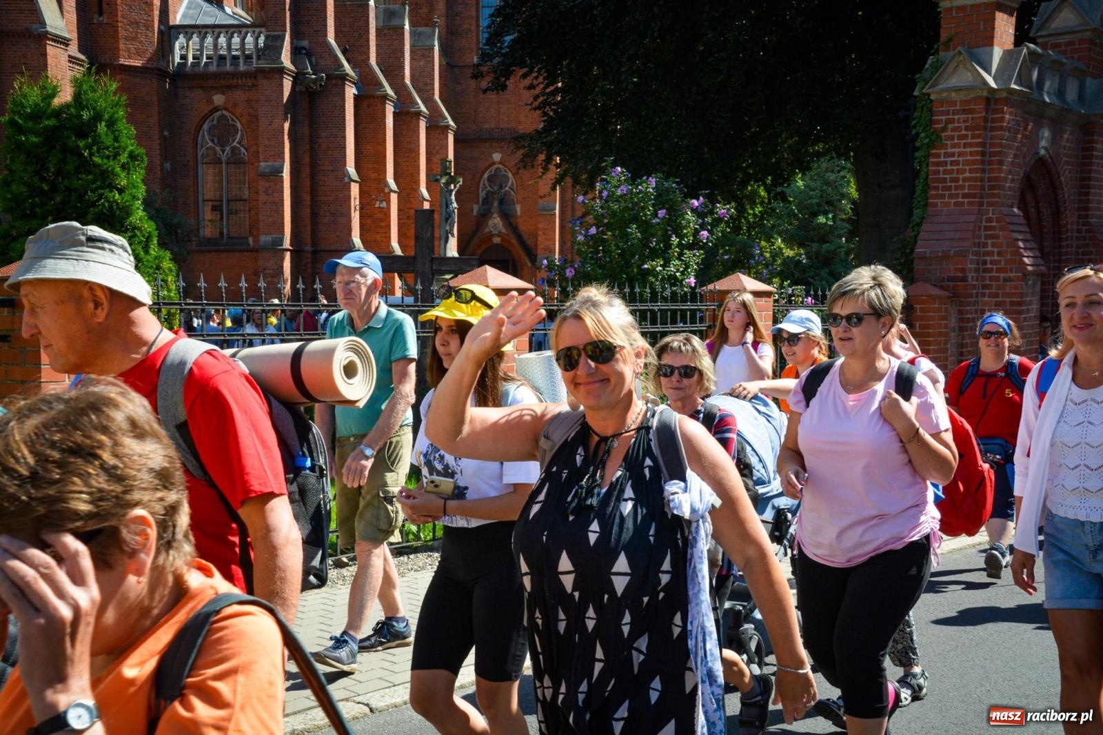 Zdjęcie w galerii na portalu naszraciborz.pl: Pielgrzymi Nadziei wyruszyli z Raciborza na Jasną Górę – Słowo Przewodnika na 49. Pieszą Pielgrzymkę Opolską wiadomości z regionu