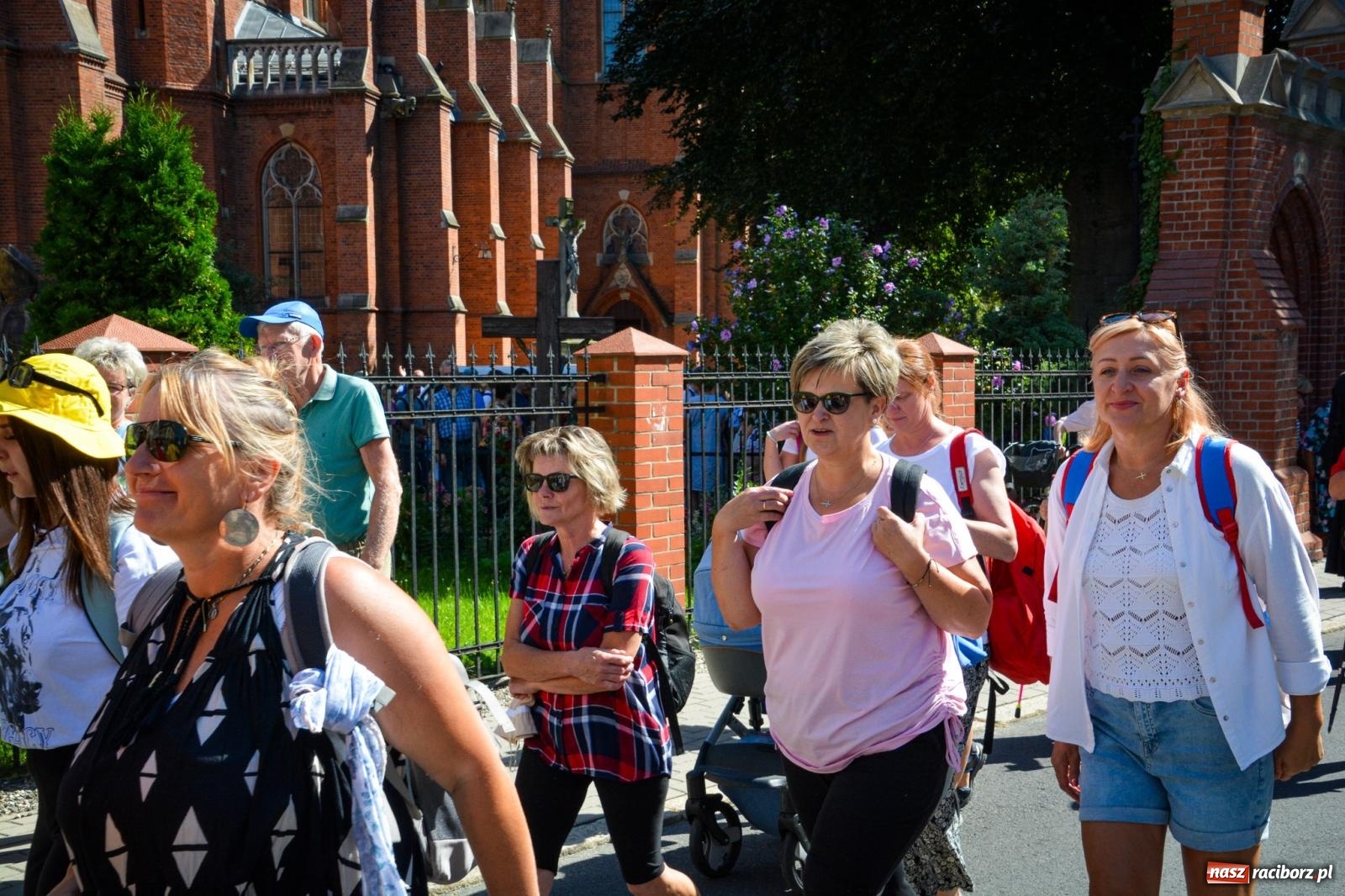 Zdjęcie w galerii na portalu naszraciborz.pl: Pielgrzymi Nadziei wyruszyli z Raciborza na Jasną Górę – Słowo Przewodnika na 49. Pieszą Pielgrzymkę Opolską wiadomości z regionu
