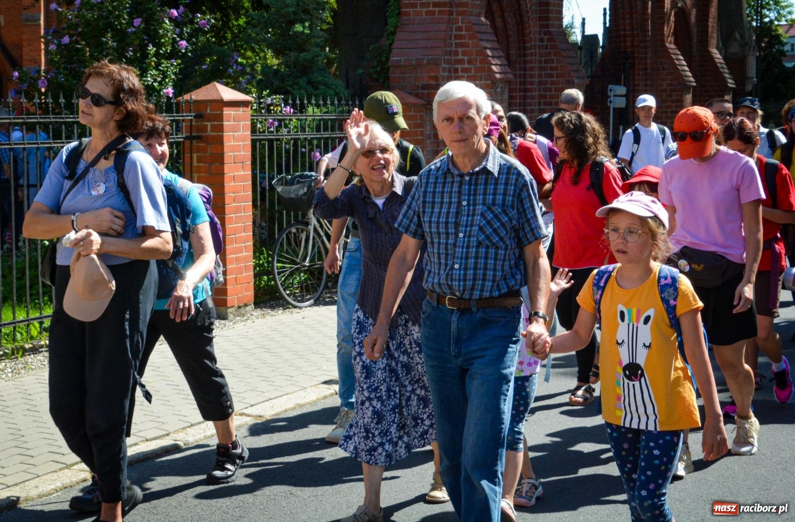 Zdjęcie w galerii na portalu naszraciborz.pl: Pielgrzymi Nadziei wyruszyli z Raciborza na Jasną Górę – Słowo Przewodnika na 49. Pieszą Pielgrzymkę Opolską wiadomości z regionu