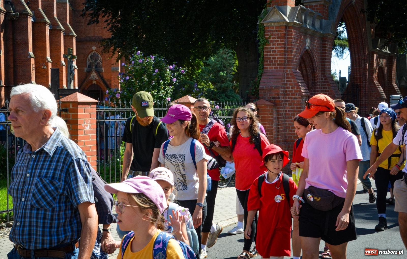 Zdjęcie w galerii na portalu naszraciborz.pl: Pielgrzymi Nadziei wyruszyli z Raciborza na Jasną Górę – Słowo Przewodnika na 49. Pieszą Pielgrzymkę Opolską wiadomości z regionu