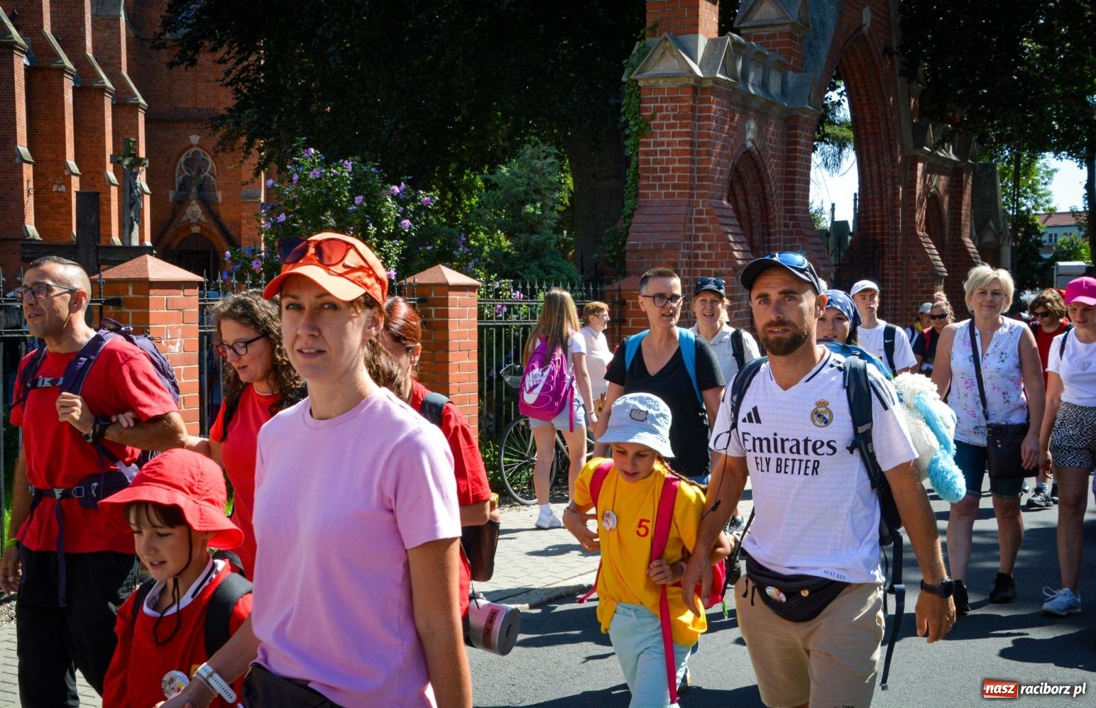 Zdjęcie w galerii na portalu naszraciborz.pl: Pielgrzymi Nadziei wyruszyli z Raciborza na Jasną Górę – Słowo Przewodnika na 49. Pieszą Pielgrzymkę Opolską wiadomości z regionu