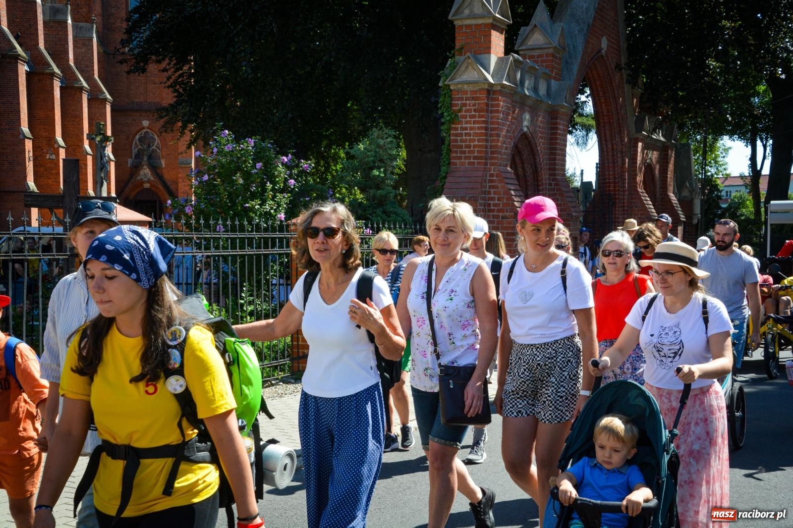 Zdjęcie w galerii na portalu naszraciborz.pl: Pielgrzymi Nadziei wyruszyli z Raciborza na Jasną Górę – Słowo Przewodnika na 49. Pieszą Pielgrzymkę Opolską wiadomości z regionu