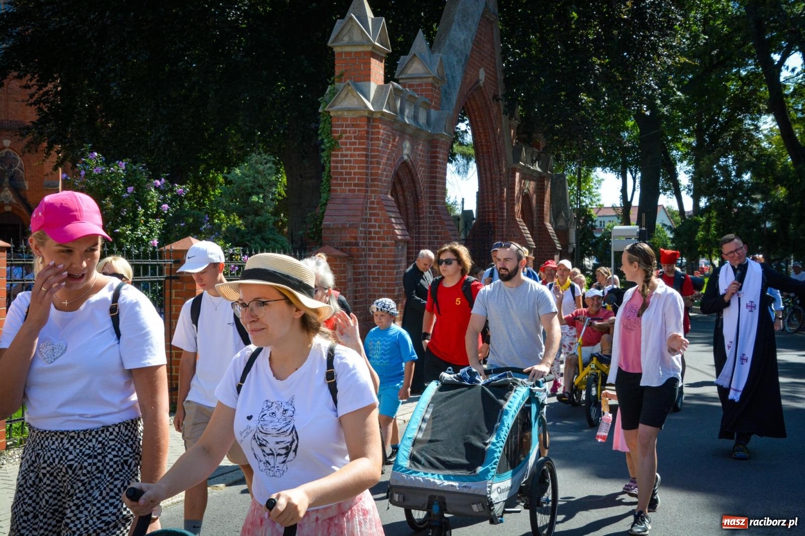 Zdjęcie w galerii na portalu naszraciborz.pl: Pielgrzymi Nadziei wyruszyli z Raciborza na Jasną Górę – Słowo Przewodnika na 49. Pieszą Pielgrzymkę Opolską wiadomości z regionu