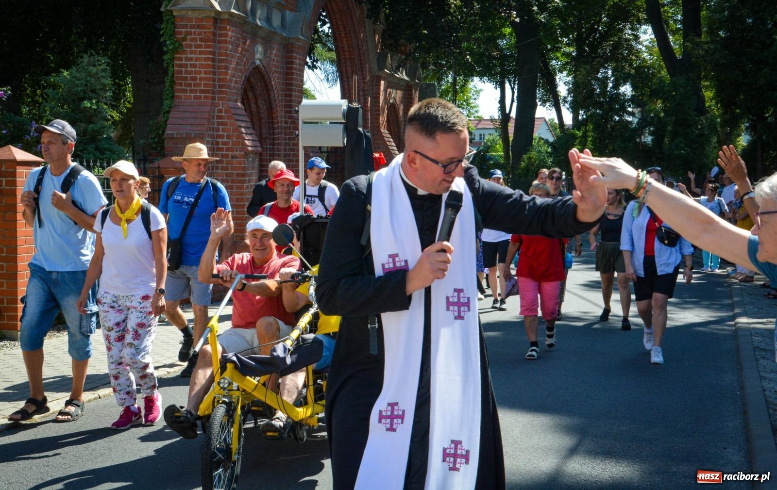 Zdjęcie w galerii na portalu naszraciborz.pl: Pielgrzymi Nadziei wyruszyli z Raciborza na Jasną Górę – Słowo Przewodnika na 49. Pieszą Pielgrzymkę Opolską wiadomości z regionu