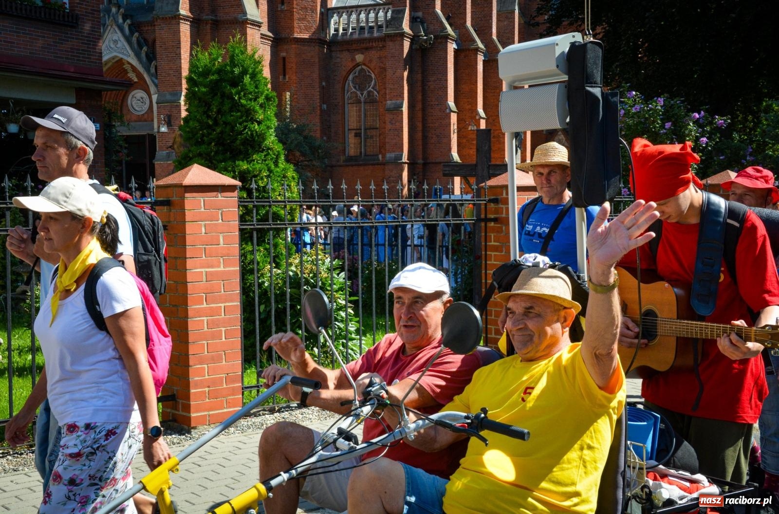 Zdjęcie w galerii na portalu naszraciborz.pl: Pielgrzymi Nadziei wyruszyli z Raciborza na Jasną Górę – Słowo Przewodnika na 49. Pieszą Pielgrzymkę Opolską wiadomości z regionu