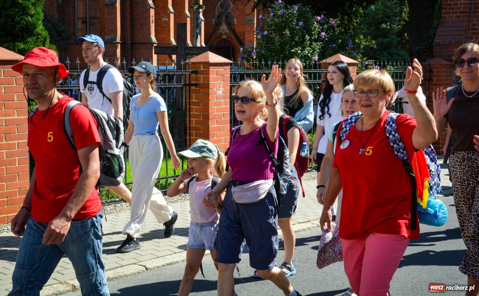 Zdjęcie w galerii na portalu naszraciborz.pl: Pielgrzymi Nadziei wyruszyli z Raciborza na Jasną Górę – Słowo Przewodnika na 49. Pieszą Pielgrzymkę Opolską wiadomości z regionu