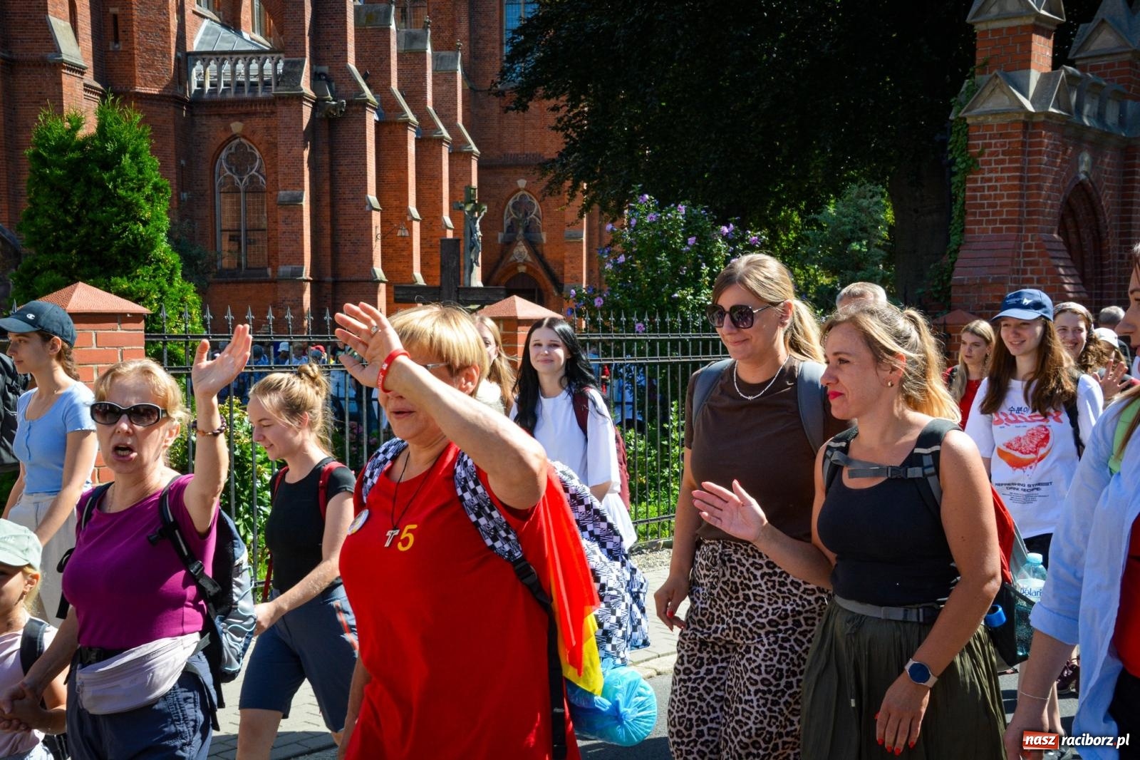 Zdjęcie w galerii na portalu naszraciborz.pl: Pielgrzymi Nadziei wyruszyli z Raciborza na Jasną Górę – Słowo Przewodnika na 49. Pieszą Pielgrzymkę Opolską wiadomości z regionu