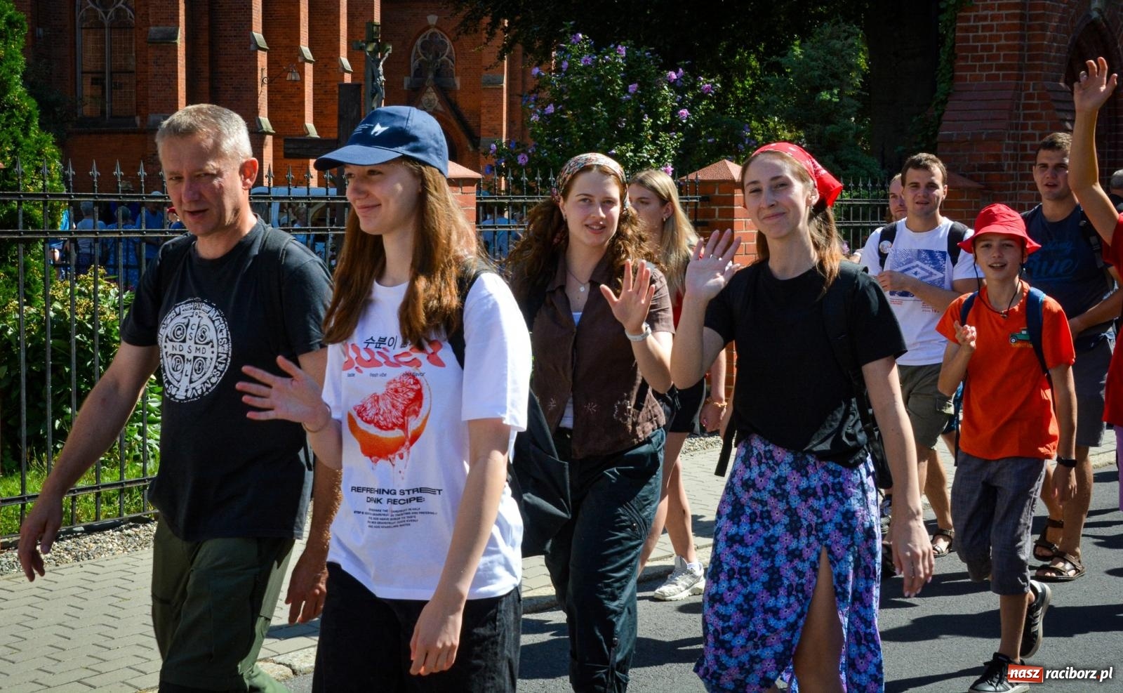 Zdjęcie w galerii na portalu naszraciborz.pl: Pielgrzymi Nadziei wyruszyli z Raciborza na Jasną Górę – Słowo Przewodnika na 49. Pieszą Pielgrzymkę Opolską wiadomości z regionu