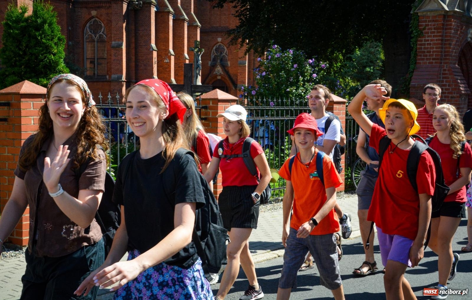 Zdjęcie w galerii na portalu naszraciborz.pl: Pielgrzymi Nadziei wyruszyli z Raciborza na Jasną Górę – Słowo Przewodnika na 49. Pieszą Pielgrzymkę Opolską wiadomości z regionu