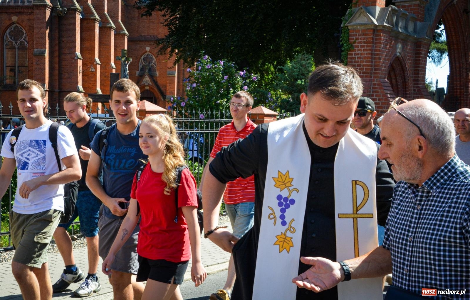 Zdjęcie w galerii na portalu naszraciborz.pl: Pielgrzymi Nadziei wyruszyli z Raciborza na Jasną Górę – Słowo Przewodnika na 49. Pieszą Pielgrzymkę Opolską wiadomości z regionu