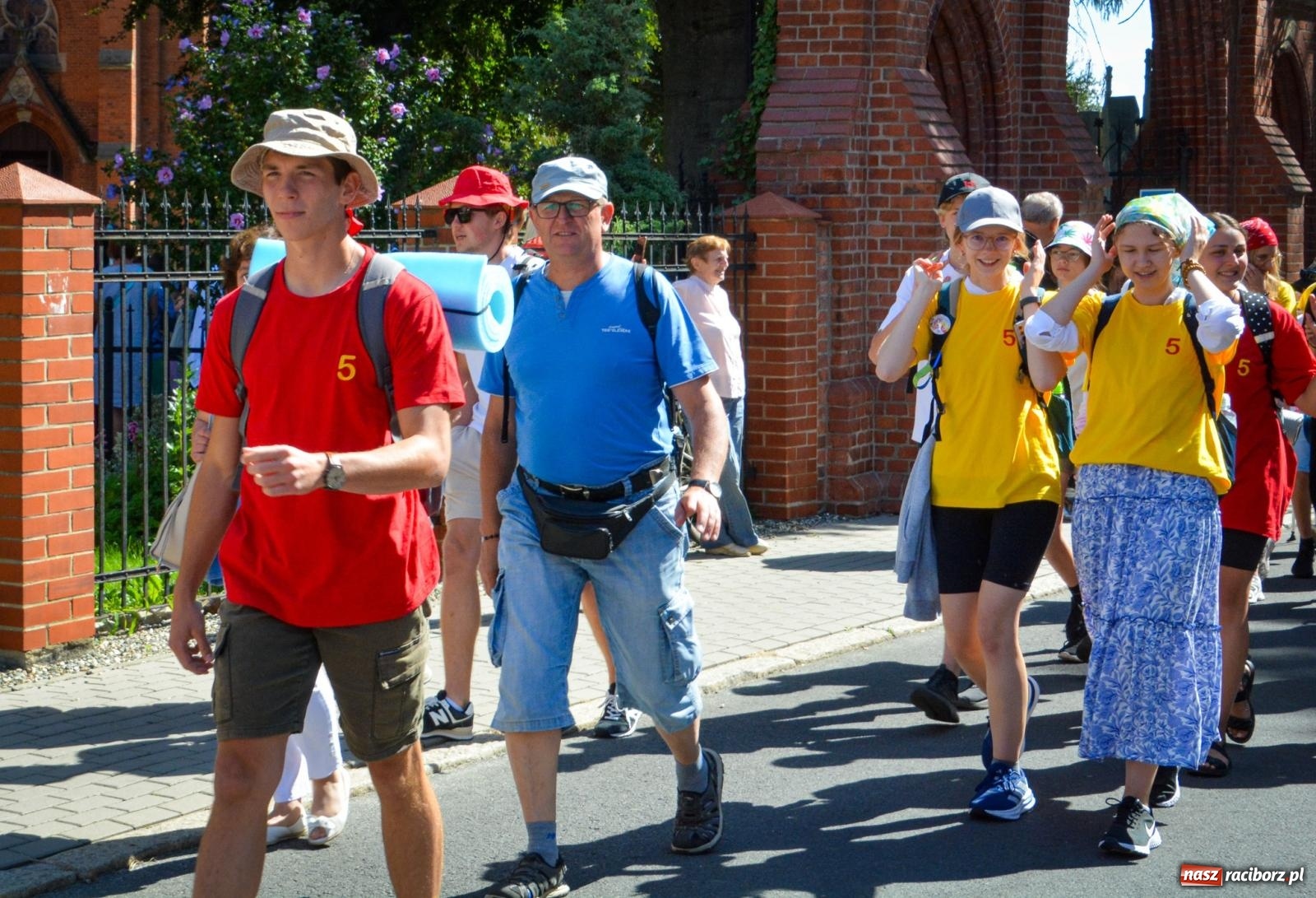 Zdjęcie w galerii na portalu naszraciborz.pl: Pielgrzymi Nadziei wyruszyli z Raciborza na Jasną Górę – Słowo Przewodnika na 49. Pieszą Pielgrzymkę Opolską wiadomości z regionu