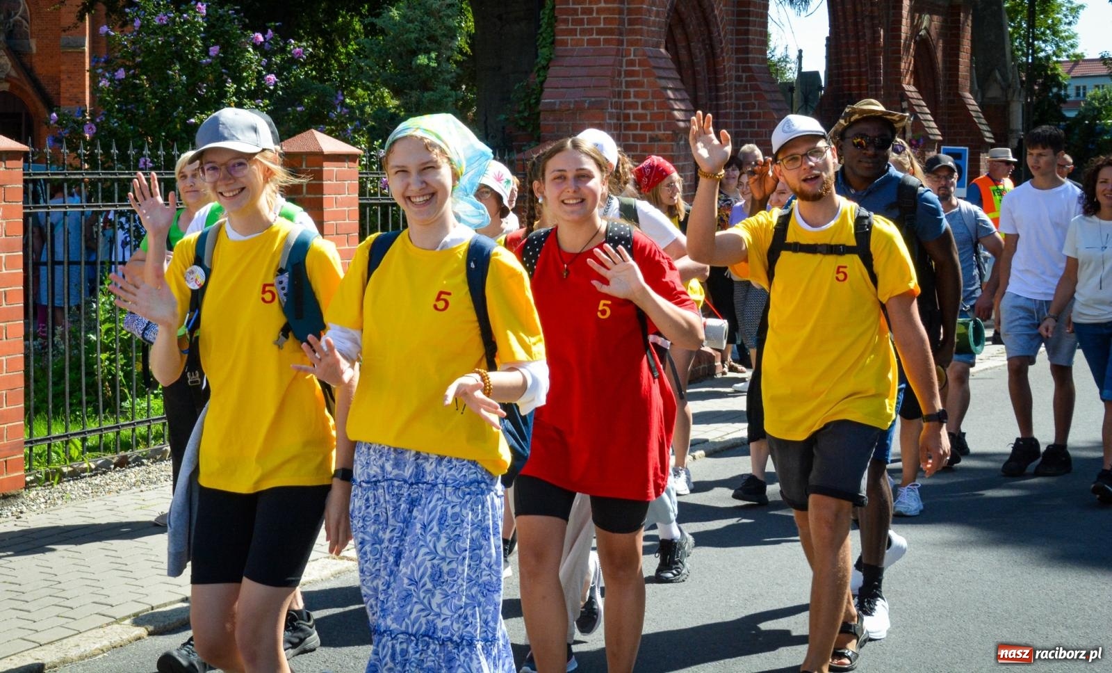 Zdjęcie w galerii na portalu naszraciborz.pl: Pielgrzymi Nadziei wyruszyli z Raciborza na Jasną Górę – Słowo Przewodnika na 49. Pieszą Pielgrzymkę Opolską wiadomości z regionu