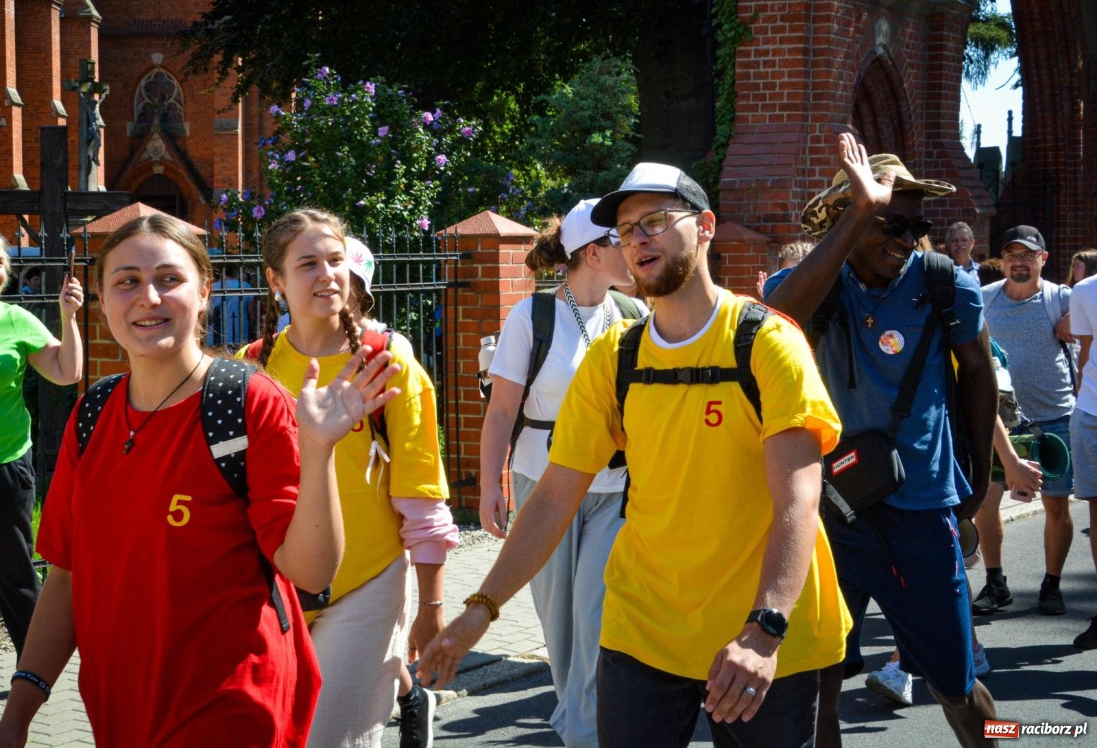 Zdjęcie w galerii na portalu naszraciborz.pl: Pielgrzymi Nadziei wyruszyli z Raciborza na Jasną Górę – Słowo Przewodnika na 49. Pieszą Pielgrzymkę Opolską wiadomości z regionu