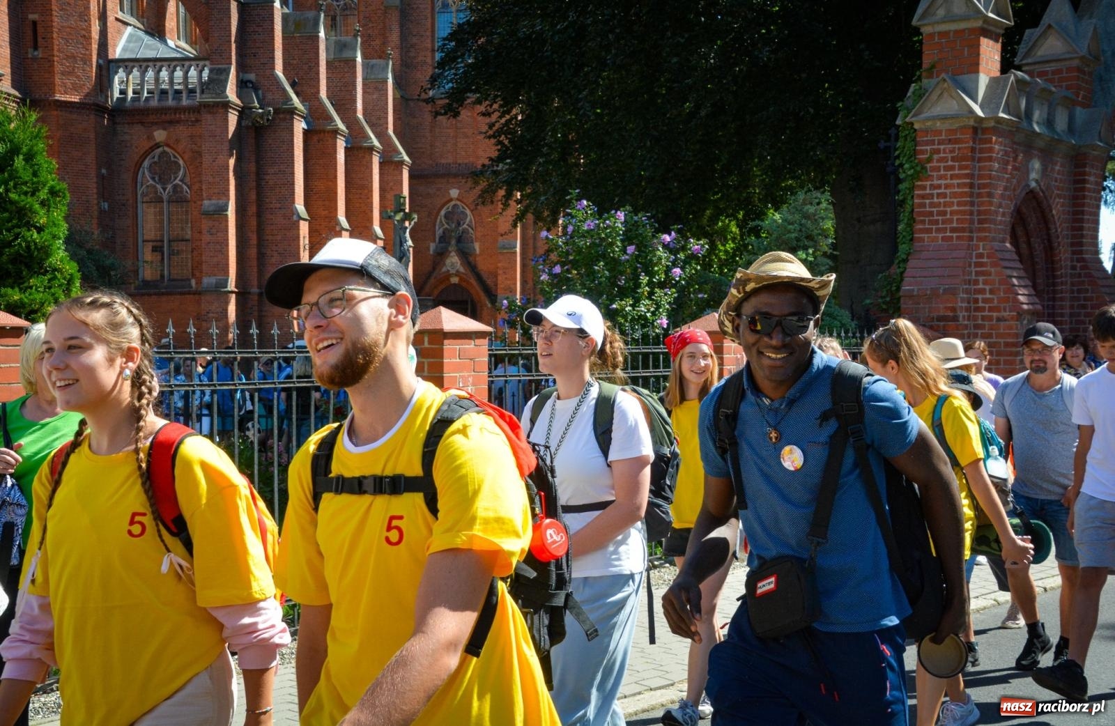 Zdjęcie w galerii na portalu naszraciborz.pl: Pielgrzymi Nadziei wyruszyli z Raciborza na Jasną Górę – Słowo Przewodnika na 49. Pieszą Pielgrzymkę Opolską wiadomości z regionu