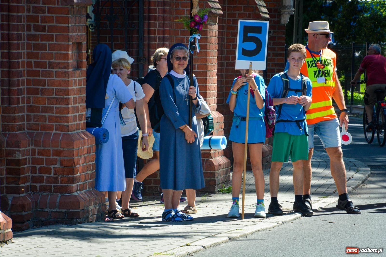 Zdjęcie w galerii na portalu naszraciborz.pl: Pielgrzymi Nadziei wyruszyli z Raciborza na Jasną Górę – Słowo Przewodnika na 49. Pieszą Pielgrzymkę Opolską wiadomości z regionu