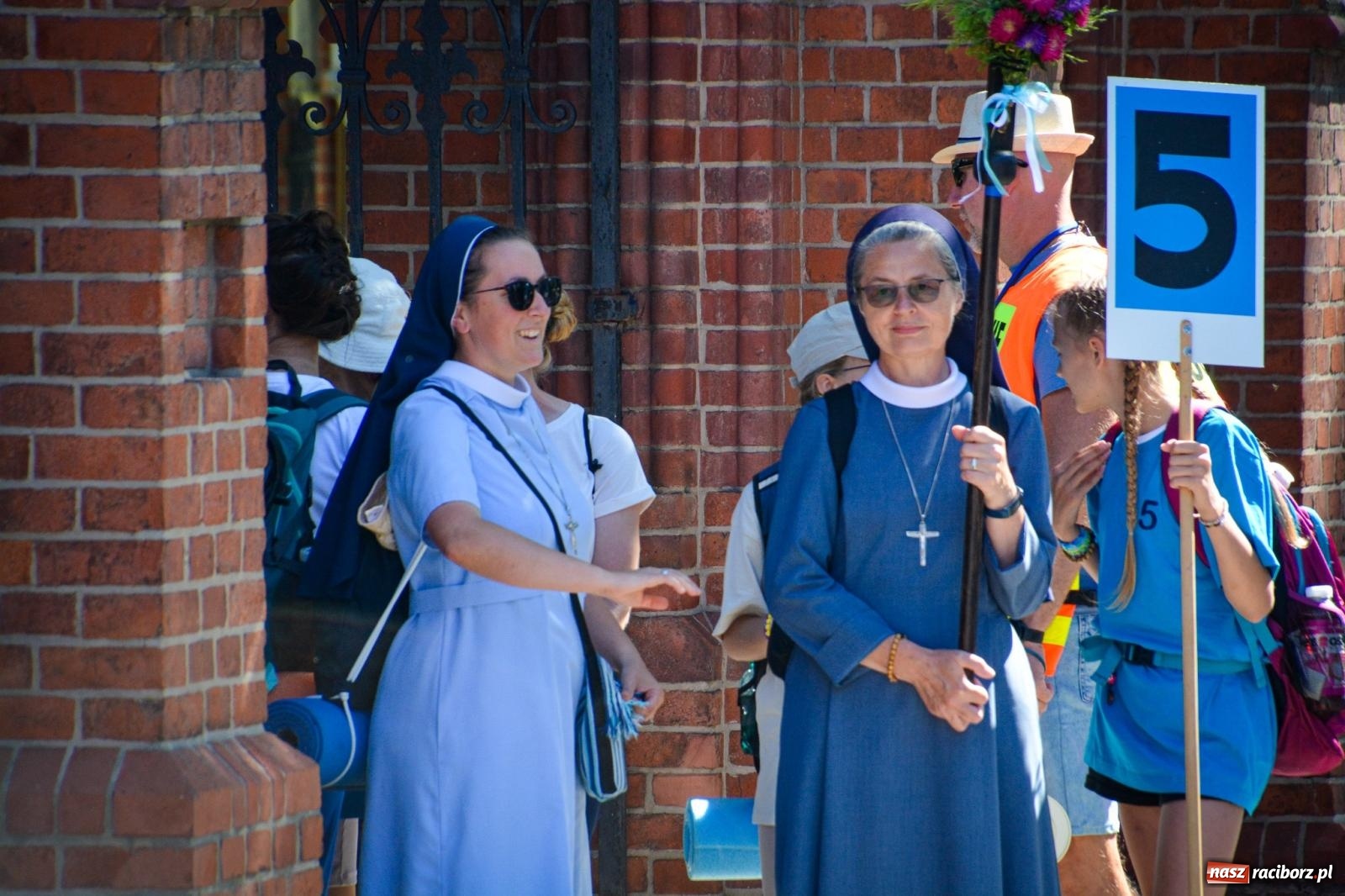 Zdjęcie w galerii na portalu naszraciborz.pl: Pielgrzymi Nadziei wyruszyli z Raciborza na Jasną Górę – Słowo Przewodnika na 49. Pieszą Pielgrzymkę Opolską wiadomości z regionu