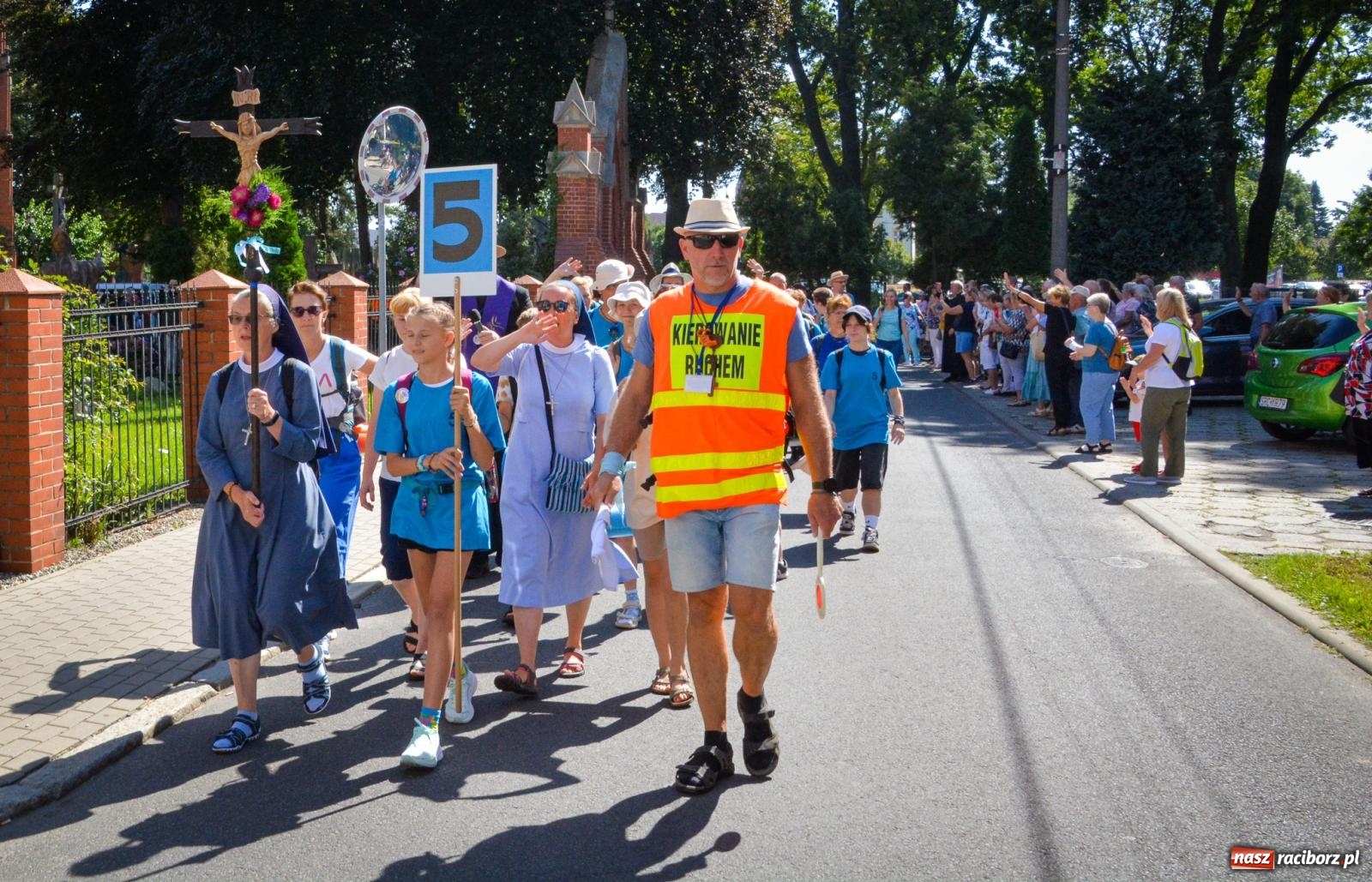 Zdjęcie w galerii na portalu naszraciborz.pl: Pielgrzymi Nadziei wyruszyli z Raciborza na Jasną Górę – Słowo Przewodnika na 49. Pieszą Pielgrzymkę Opolską wiadomości z regionu
