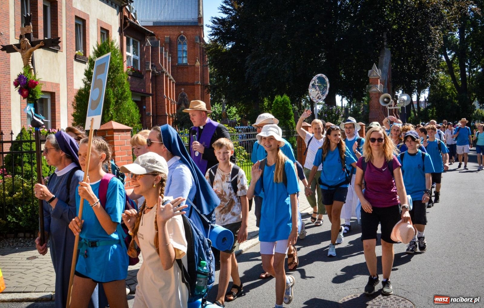 Zdjęcie w galerii na portalu naszraciborz.pl: Pielgrzymi Nadziei wyruszyli z Raciborza na Jasną Górę – Słowo Przewodnika na 49. Pieszą Pielgrzymkę Opolską wiadomości z regionu
